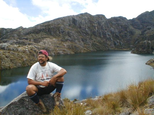Excursionista y la laguna